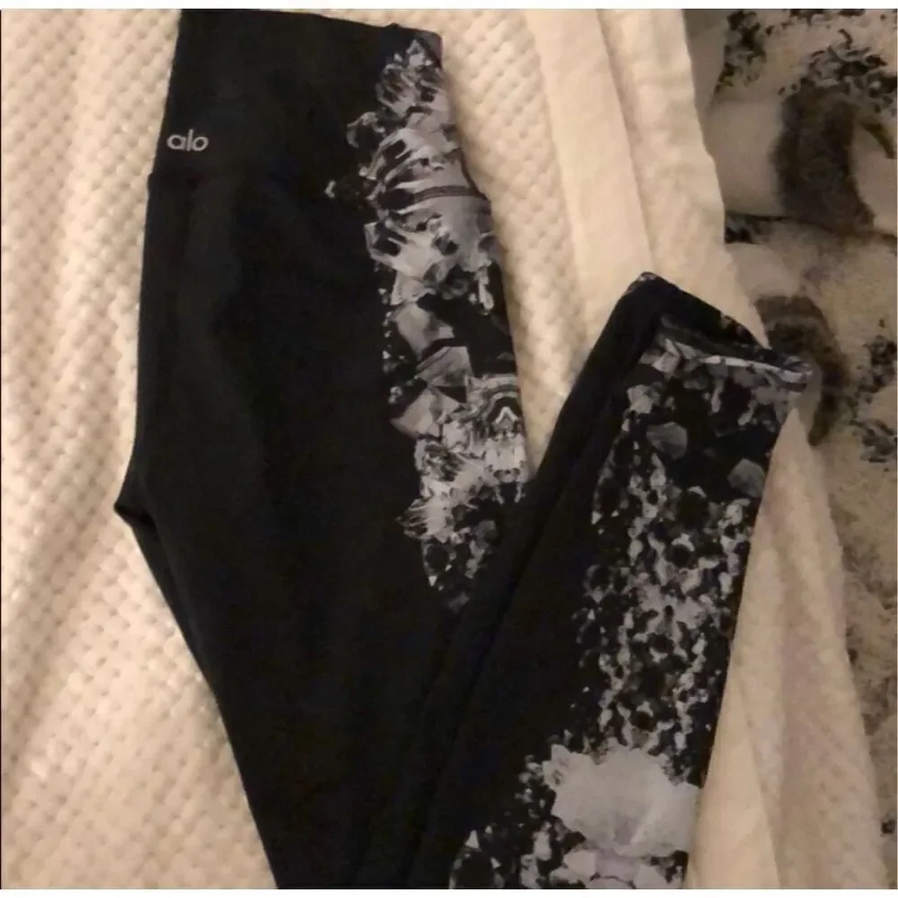 Alo Yoga airbrush leggings crystal black print size xs